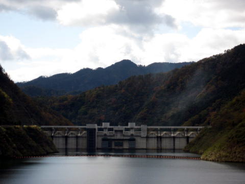 苫田ダム（奥津湖）